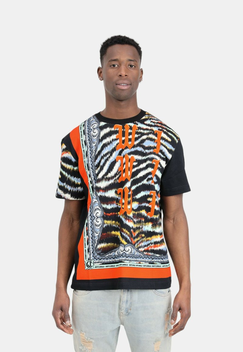 Maglietta nera con vivace motivo zebra arancione e dettagli intricati, caratterizzata da testo in grassetto e bordi decorativi in colori contrastanti.