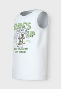 Camiseta de tirantes blanca de algodón con un gráfico de un tigre surfeando, con texto verde que dice "SURF'S UP" y frases adicionales con temática de playa.
