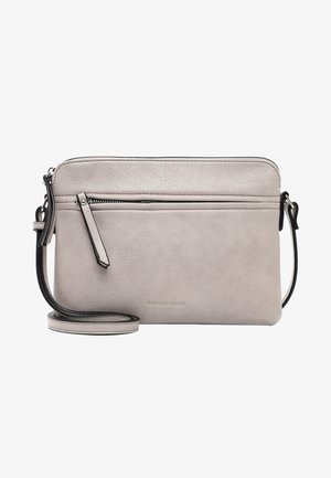 Szara skórzana torebka na ramię z zamknięciem na zamek błyskawiczny u góry, przednią kieszonką na zamek, regulowanym paskiem i gładką teksturą. Logo marki wytłoczone z przodu.