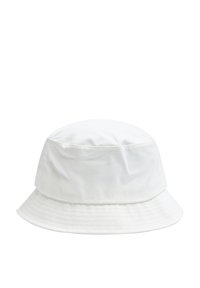 Cappello a secchiello bianco in cotone. Presenta una corona morbida e arrotondata e una visiera larga che si inclina verso il basso, con cuciture testurizzate.