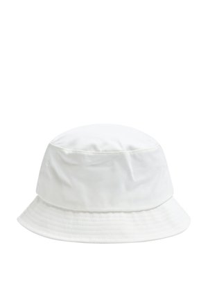 Cappello a secchiello bianco in cotone. Presenta una corona morbida e arrotondata e una visiera larga che si inclina verso il basso, con cuciture testurizzate.
