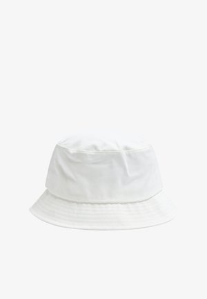 Cappello a secchiello bianco in cotone. Presenta una corona morbida e arrotondata e una visiera larga che si inclina verso il basso, con cuciture testurizzate.