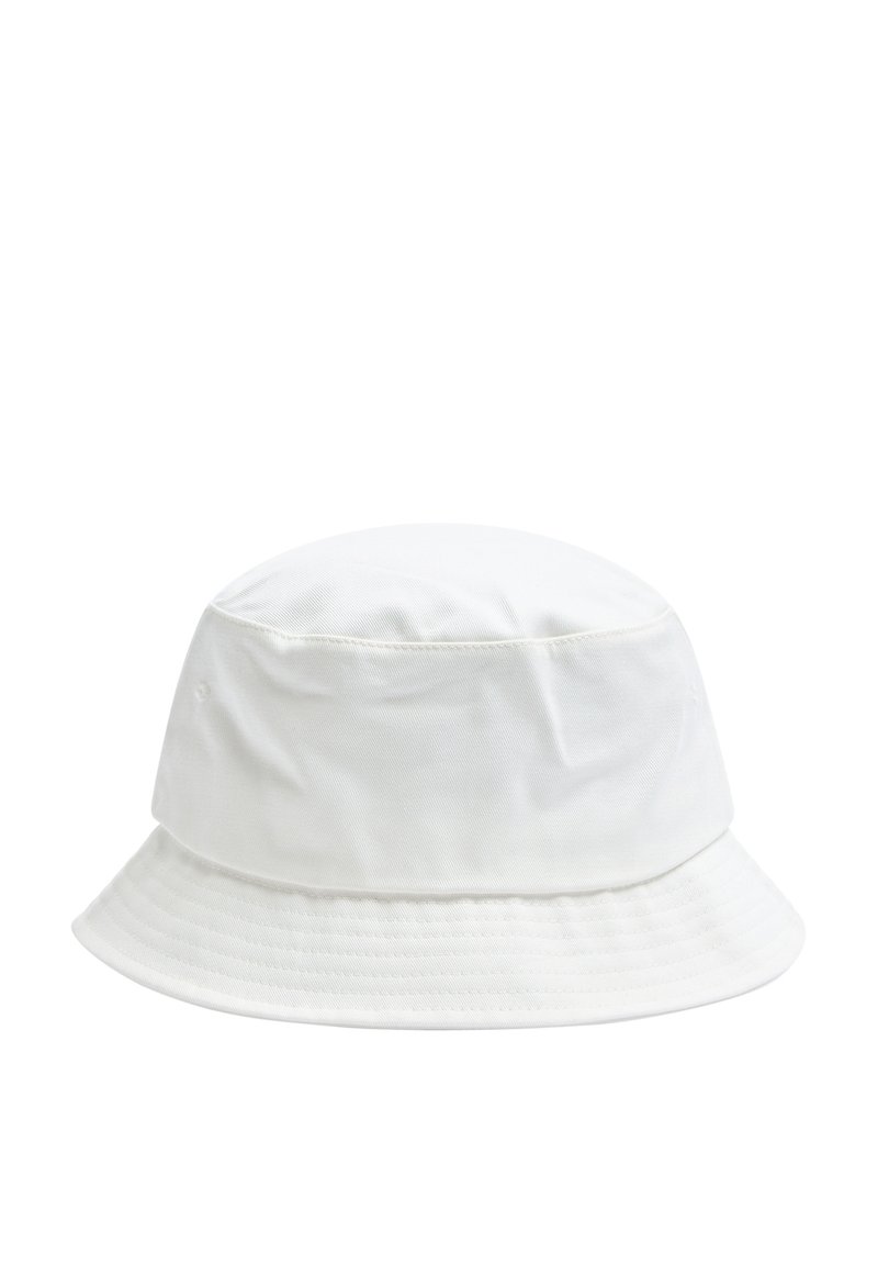 Cappello a secchiello bianco in cotone. Presenta una corona morbida e arrotondata e una visiera larga che si inclina verso il basso, con cuciture testurizzate.