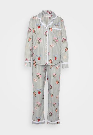 Conjunto de pijama com padrão floral, apresentando um design às riscas, feito de tecido leve, com uma blusa de botão e calças com cintura elástica.