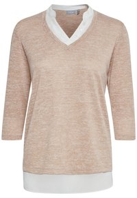 V-hals top med trekvartærmer. Lys beige strikkemateriale med et tekstureret mønster. Hvid krave med knapaccent ved halsen.