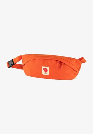 Marsupio arancione realizzato in tessuto resistente, con una superficie liscia, due scomparti con zip e una patch con il marchio sul davanti.