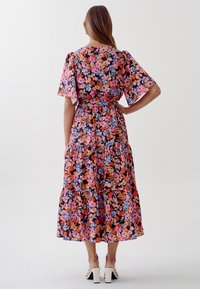 TUSSAH LOUISA MIDI  - Denní šaty - garden flor black