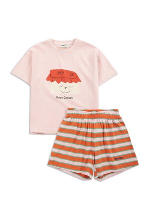 Chemise rose clair à manches courtes avec un motif de pot de confiture et un short à rayures rose, orange et vert avec taille élastique de Bobo Choses.