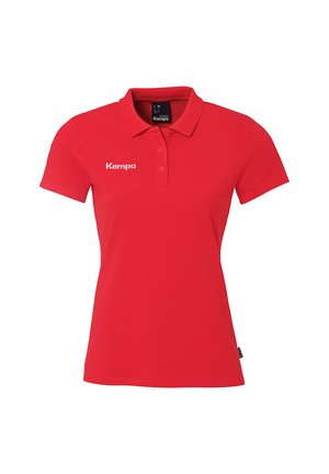 Rotes Polohemd aus Baumwolle mit klassischem Kragen, kurzen Ärmeln und einem weißen "Kempa"-Logo auf der linken Brust.