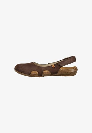 Sandale slingback en cuir marron avec côtés découpés et semelle texture liège, équipée d’un petit talon et d’une petite étiquette de marque en tissu.