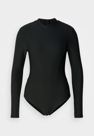 Body negro de manga larga con cuello alto y costuras sutiles, diseñado para una silueta ajustada.