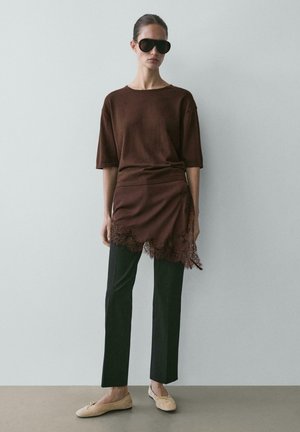 WITH CONTRAST DETAIL - Jersey dress - dark brown