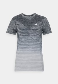 Camiseta atlética gris de manga corta, con tejido texturizado y acentos de malla en un diseño degradado, que presenta un pequeño logo en la parte delantera.