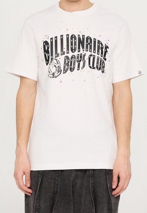 T-shirt bianca in cotone con stampa grafica nera di "Billionaire Boys Club" e un astronauta, decorata con accenti di schizzi colorati.