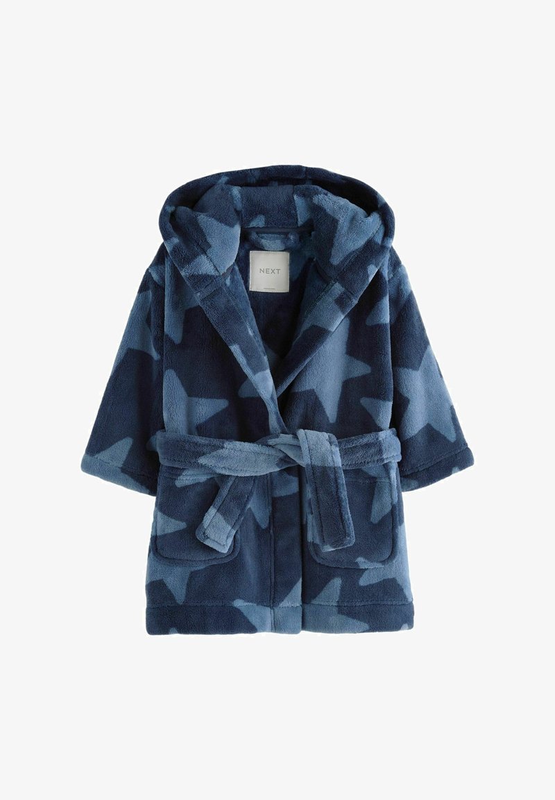 Navyblauwe fleecedeken met een capuchon, versierd met een sterrenpatroon in verschillende tinten blauw, met een ceintuur in de taille en twee voorkeurszakken.