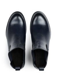 Bottines en cuir bleu marine avec une finition lisse, des panneaux élastiques sur les côtés et des boucles à l'arrière pour un enfilage facile. Semelles en caoutchouc robustes.