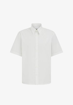 Cămașă albă cu mâneci scurte, cu nasturi și guler clasic, prezentată pe un fundal simplu.