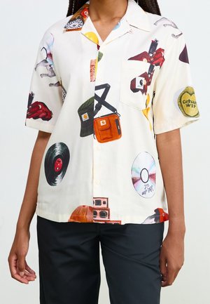 Camisa crema de manga corta con botones, con estampados de discos de vinilo, cintas de casete, cámaras y manos sujetando encendedores.