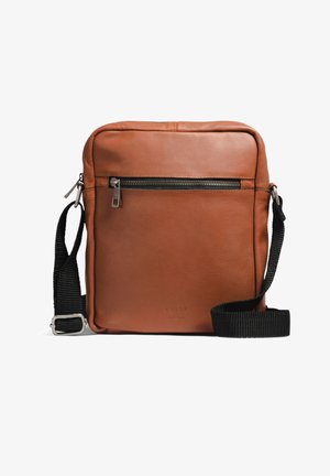 Geantă din piele maro tip crossbody cu o pungă frontală cu fermoar, curea neagră și logo-ul mărcii embosat pe partea de jos. Textură netedă, formă rectangulară.
