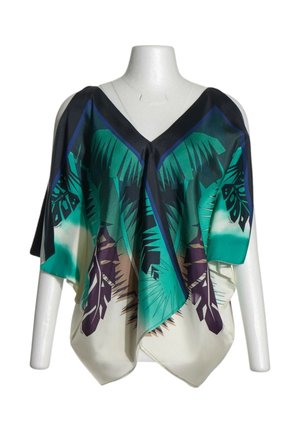 Poncho de seda con patrones abstractos de hojas en verde vibrante, azul verdoso, negro y púrpura y escote en V, mostrado sobre un torso de maniquí blanco.