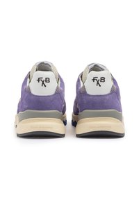Sneaker in suede viola con dettagli in rete, intersuola grigia e suola nera. Presenta un logo ricamato sul pannello del tallone.