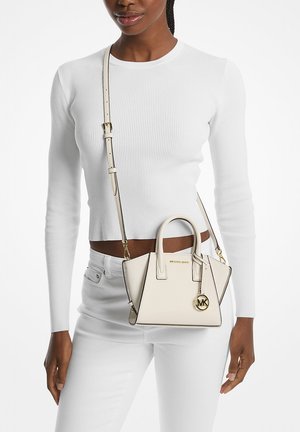 Weiße Handtasche aus Leder mit strukturiertem Design, goldfarbenen Metallakzenten und doppeltem Henkel. Verfügt über einen verstellbaren Schultergurt.