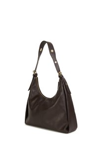 Borsa hobo in pelle marrone con una forma semi-strutturata, tracolla imbottita, dettagli in metallo dorato e chiusura superiore con zip.