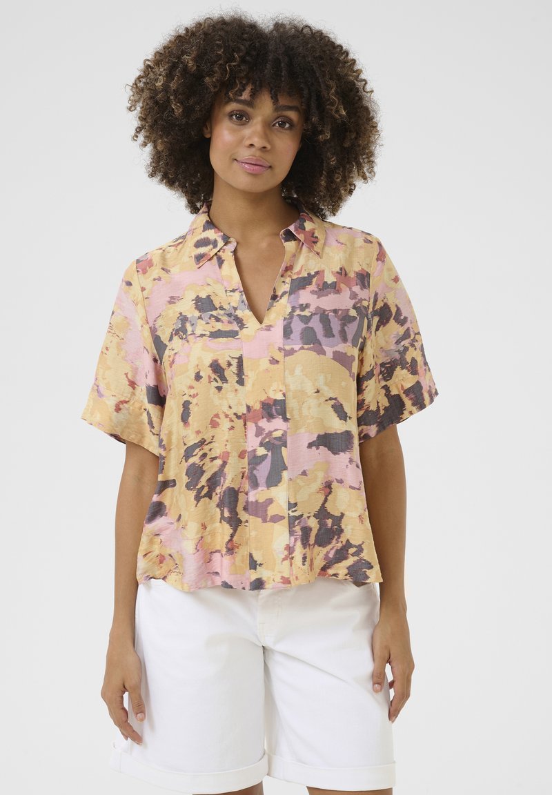 Camicia a maniche corte con stampa astratta multicolore nei toni del rosa, arancione e viola; tessuto leggero con una vestibilità rilassata e colletto.