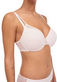 Sostén de suave tela rosa con copas moldeadas, banda inferior de encaje y tirantes delgados ajustables. Textura suave con un acento de encaje floral en los laterales.