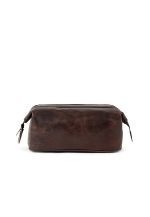 Braune Lederbeuteltasche mit rechteckiger Form, einem oberen Reißverschlussverschluss und subtilen Texturvariationen. Auf der Seite befindet sich ein kleines Etikett.