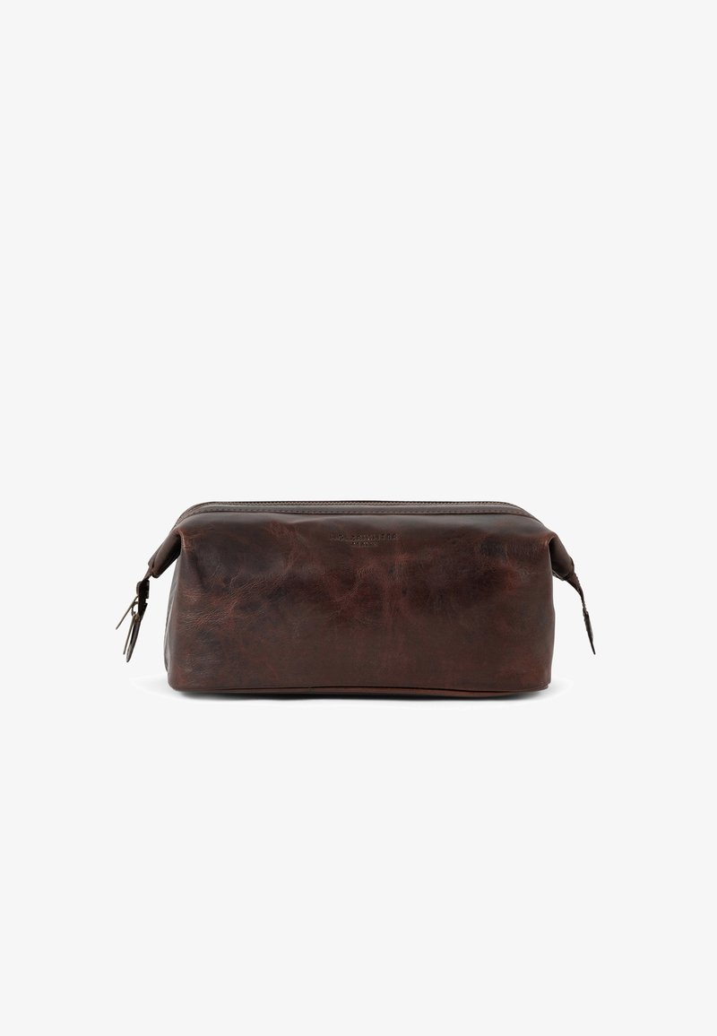 Braune Lederbeuteltasche mit rechteckiger Form, einem oberen Reißverschlussverschluss und subtilen Texturvariationen. Auf der Seite befindet sich ein kleines Etikett.