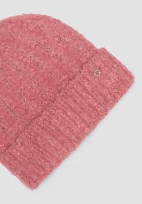 Bonnet en tricot rose avec un corps texturé et un revers côtelé, agrémenté d'un petit détail métallique en argent. Matière douce et confortable.