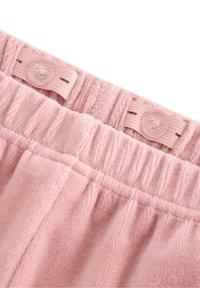 Vaaleanpunaiset fleece-shortsit, joissa on joustava vyötärö, tekstuuripinta ja säädettävät napit istuvuuden mukauttamiseksi.