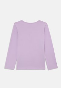 Camicia a maniche lunghe in tessuto lavanda chiaro, con scollatura rotonda e un design semplice senza grafiche o decorazioni.