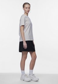 Pieces PCRIA TEE STRIPES - Tričko s potlačou - silver mink