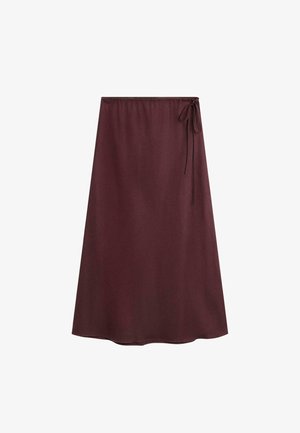 Donker bordeaux wikkelrok met een zijstrik, A-lijn silhouet en gladde stof, weergegeven op een witte achtergrond.