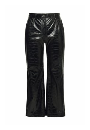 Pantaloni neri in ecopelle con texture a pelle di coccodrillo, caratterizzati da una silhouette a gamba dritta e una chiusura frontale con bottone.