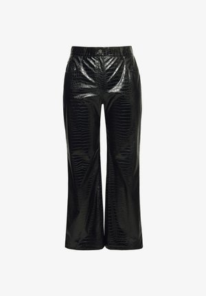 Pantaloni neri in ecopelle con texture a pelle di coccodrillo, caratterizzati da una silhouette a gamba dritta e una chiusura frontale con bottone.