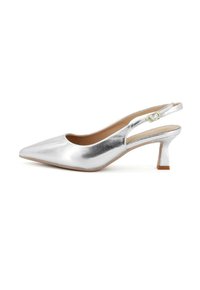 Pump slingback metallic silver con punta affusolata, tacco sottile e un accento con fibbia sulla cinghia. Texture liscia, design minimalista.