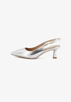 Pump slingback metallic silver con punta affusolata, tacco sottile e un accento con fibbia sulla cinghia. Texture liscia, design minimalista.