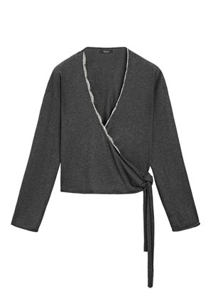Donkergrijs, lang mouwen, wikkelshirt met kanten biezen langs de halslijn en een zijsluiting met strik in de taille.