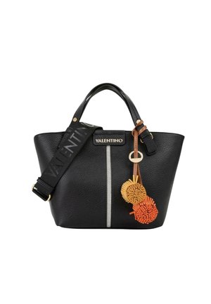 Sort Valentino-håndtaske med to håndtag, stofrem med logo, hvid lodret stribe og orange og gul pompon-nøgleringe.
