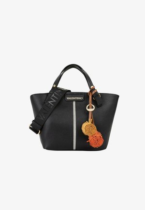 Bolso Valentino negro con dos asas, correa de tela con logo, franja blanca vertical y llaveros de pompones naranja y amarillo.
