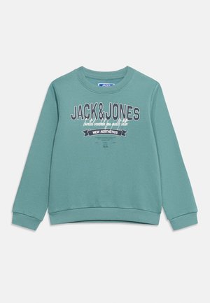 Tyrkisblå langærmet sweatshirt med "JACK & JONES" logo og teksten "New Aesthetics" på forsiden, ribstrikkede manchetter og rund hals.