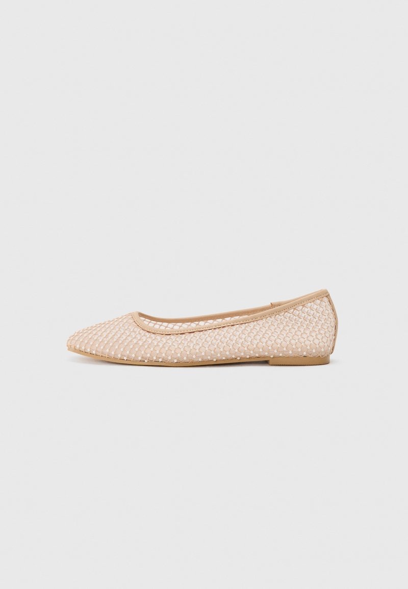 Ballerine beige en mesh avec un bout pointu et une doublure douce. Elle présente une semelle souple et un design minimaliste avec une tige texturée.