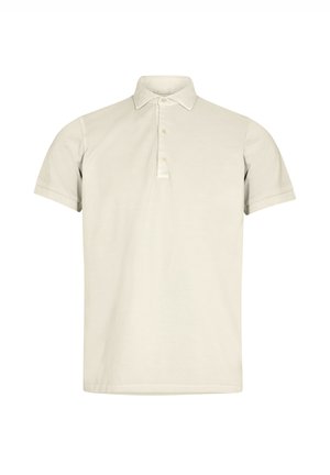 Camisa polo, color beige claro, material de algodón, mangas cortas, cuello clásico, tapeta de tres botones, textura suave, sin patrones ni acentos.