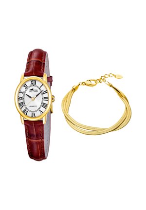 Złocisty okrągły zegarek na rękę z brązowym skórzanym paskiem i rzymskimi cyframi, obok złotej wielorzędowej bransoletki w kształcie węża z zapięciem.