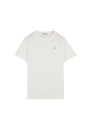Camiseta blanca de manga corta y cuello redondo con un pequeño logo de calavera y huesos cruzados en el pecho izquierdo.