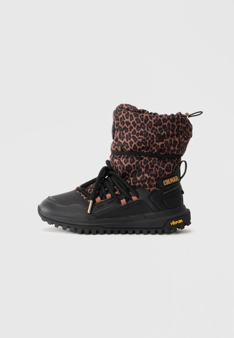 Černá zimní bota s svrchním materiálem s leopardím vzorem, silné černé tkaničky, robustní podrážka a žluté logo Vibram na patě.