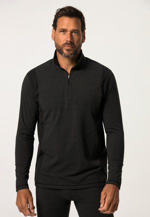 Sort, langærmet pullover med lynlås ved halsen. Fremstillet af blødt stof, med en tætsiddende pasform og glat tekstur. Minimal brandingdetalje.